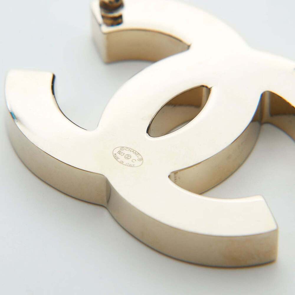 CHANEL Authentic Gold Logo Brooch - Picture 8 of 8